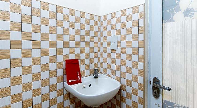 RedDoorz @ Golden Skye Hotel Guagua