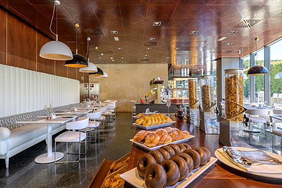 Hotel Maydrit Airport