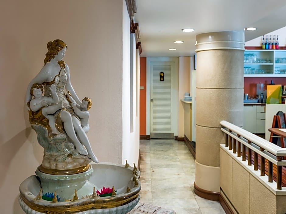 Silom Avenue Inn Hotel