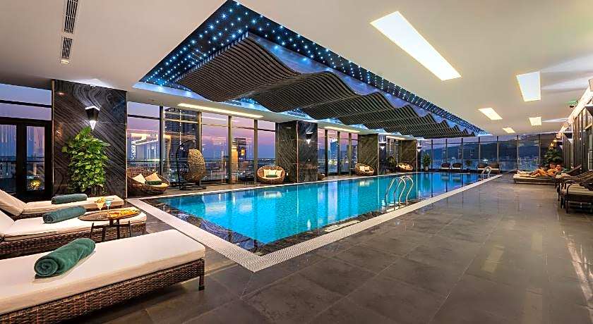 DeLaSea Ha Long Hotel - Modern Bayview Escape 