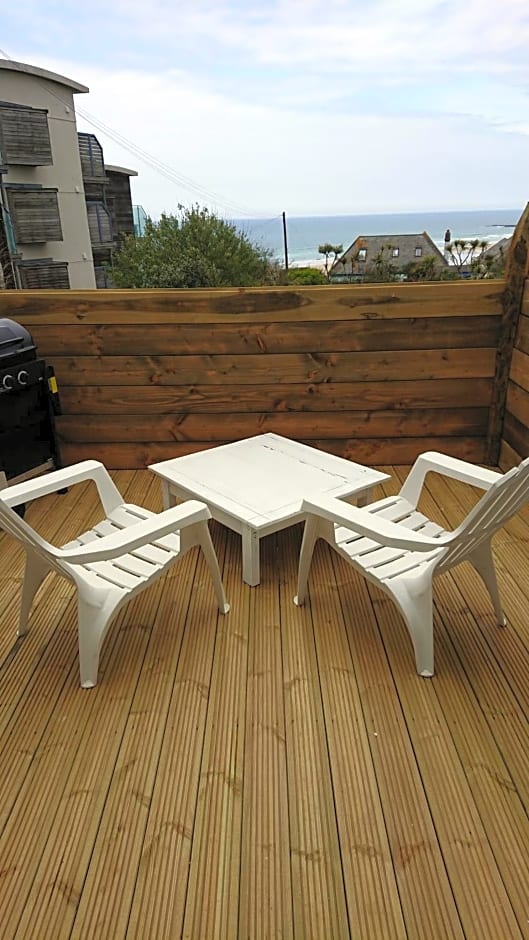 Surf Lookout - King size en-suite with sea views