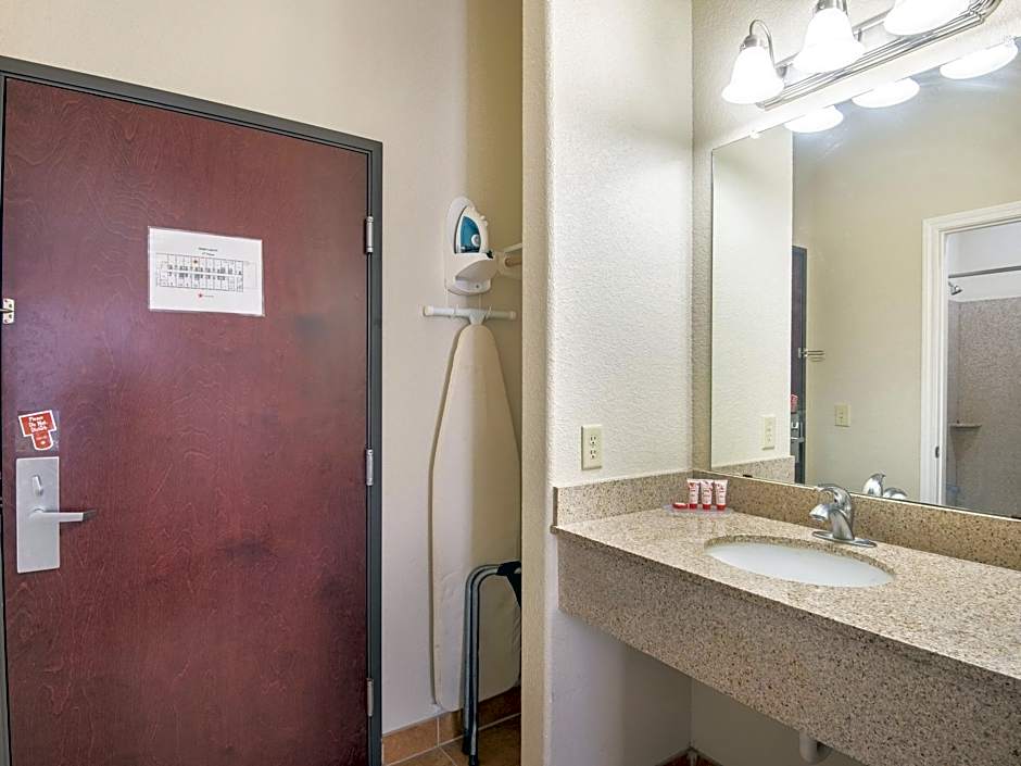 OYO Townhouse Clute Lake Jackson