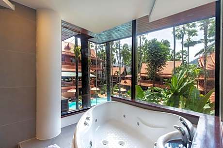 Grand Royal Suite Pool View with Jacuzzi