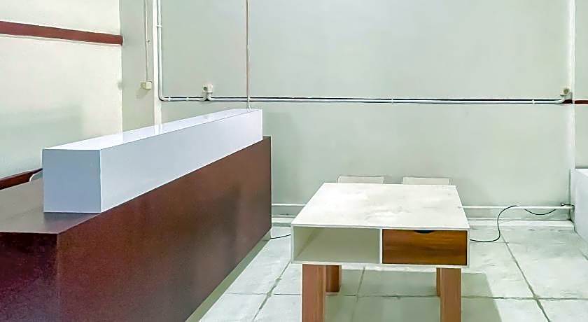 RedDoorz near Karawang Central Plaza