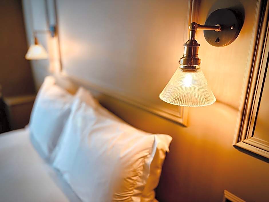 ROOMS AT THE QUAYSIDE - stylish en-suite rooms on Poole Quay all fully refurbed