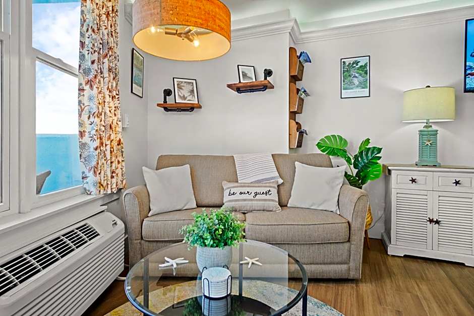 Luxury Beachfront Studio - Private Balcony with Ocean View - Heated Pool - Hot Tub - Tiki Bar - Sauna