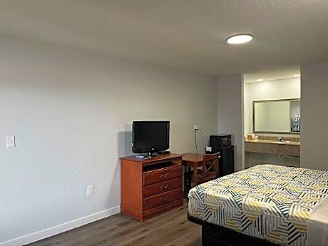 1 King Bed | Smoking, Micfridge