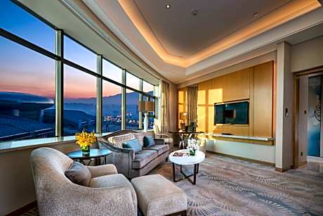 Room with Lounge Access and Mountain View