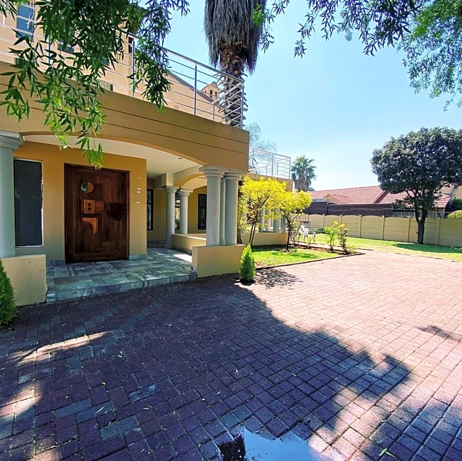 Selina Airport Lodge #Emzini