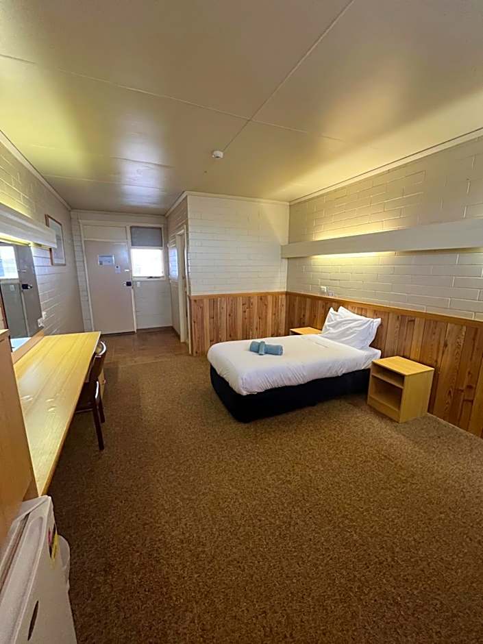 Opal Inn Hotel, Motel, Caravan Park