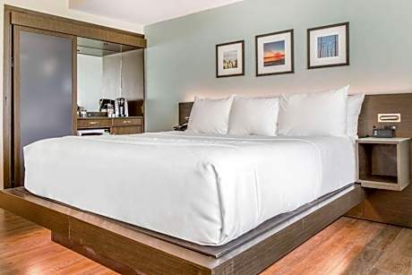 Deluxe King Room - Mobility Access/Non-Smoking