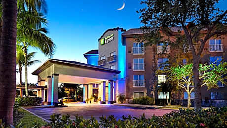 Holiday Inn Express & Suites Naples Downtown - 5th Avenue