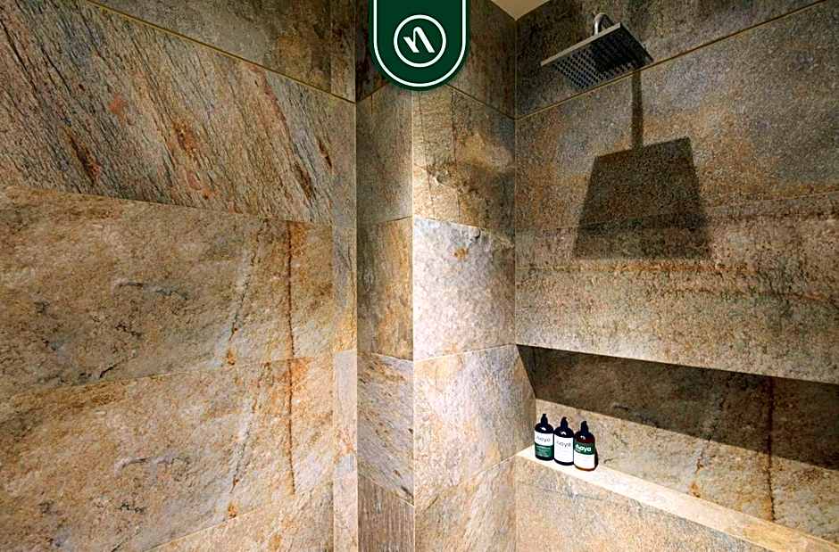 Cozy Apt with Private Terrace - Rooftop Pool