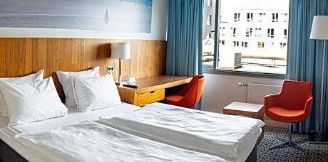 1 Queen Bed Non-Smoking Economy Room Work Desk Wi-Fi