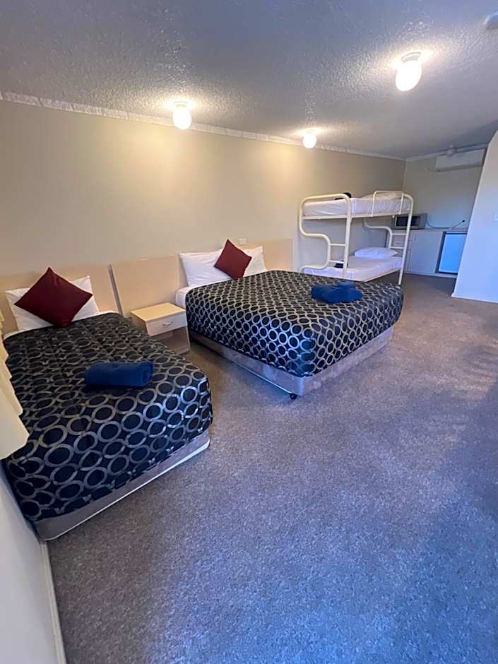 OVERLANDER MOTOR LODGE