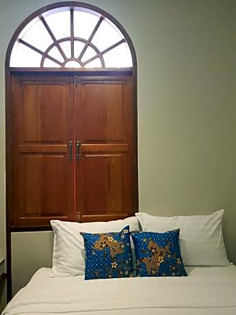 Queen Room with Shared Bathroom