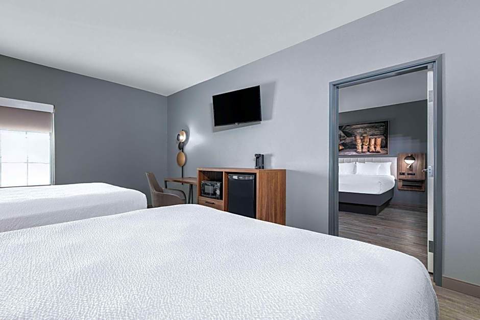 Photo 1 of 1 of Family 1 Bedroom 1 King Bed and 2 Queen Beds Suite