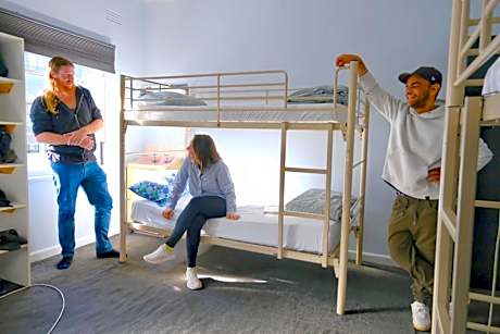 Bed in 6-Bed Mixed Dormitory Room with Shared Bathroom