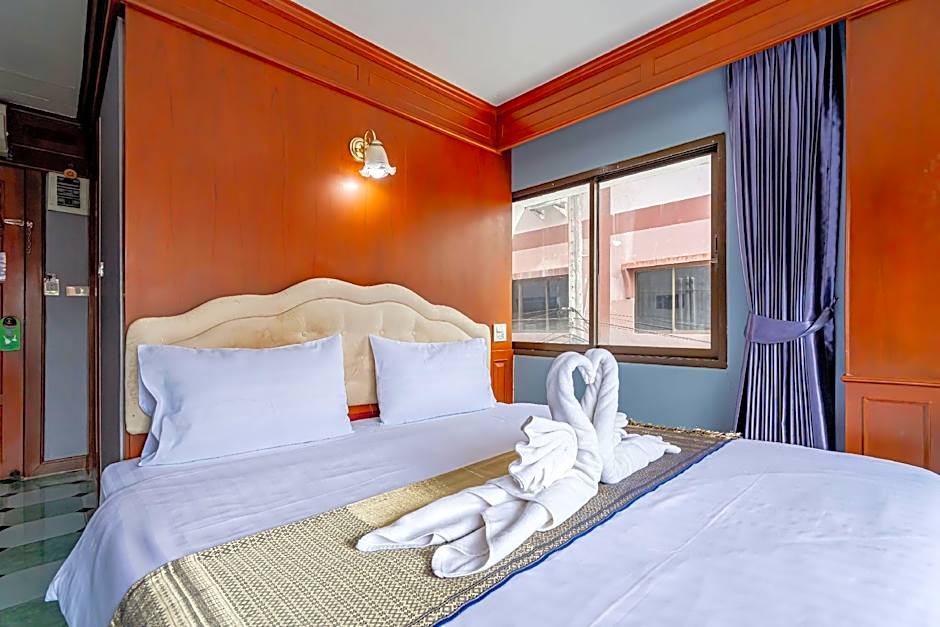 Patong Social Hotel & Restaurant, Patong Beach