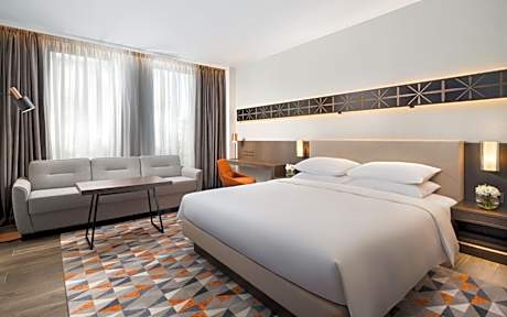 1 King Bed with Club Access