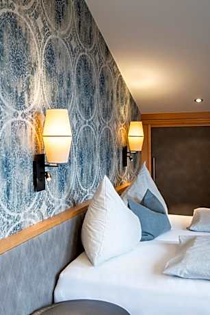 Deluxe Double or Twin Room with Balcony