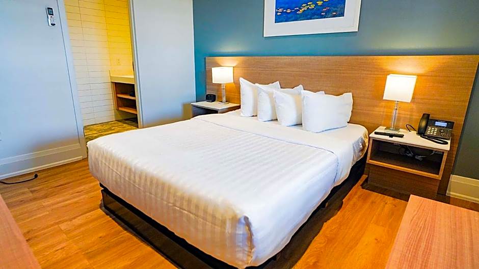 Colonial Hotel & Suites