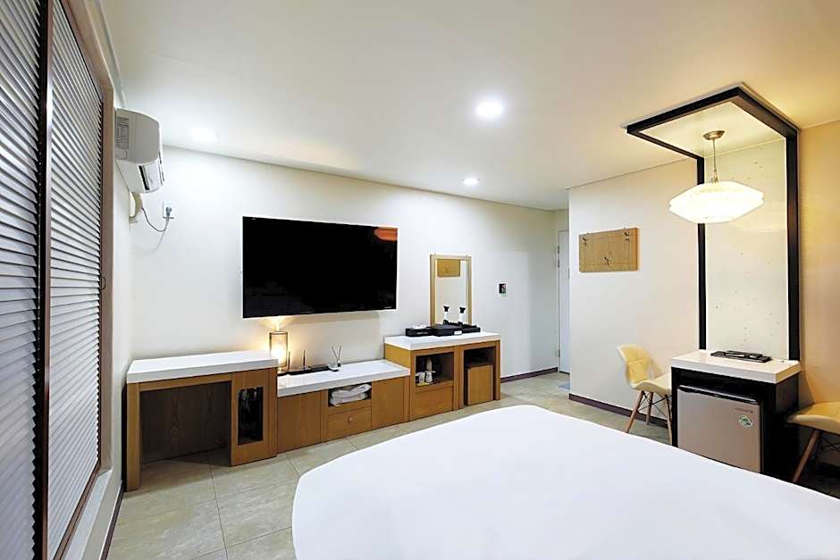 White Tourist Hotel