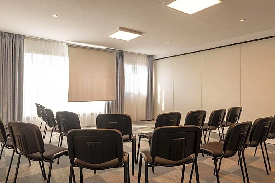 Hotel The Originals Bernay Acropole