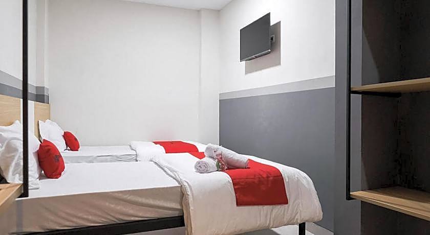 RedDoorz Plus near Taman Anggrek Mall