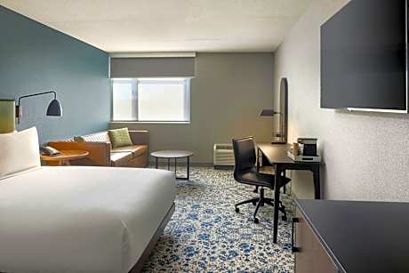Queen Room with Sofa Bed and Bathtub - Mobility Access