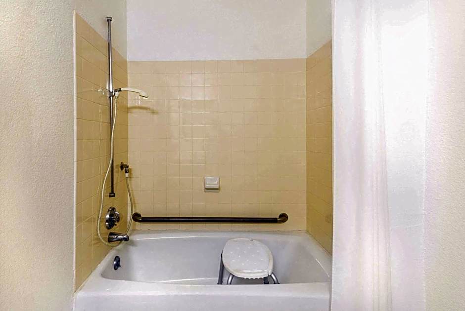 Super 8 by Wyndham Twinsburg/Cleveland Area