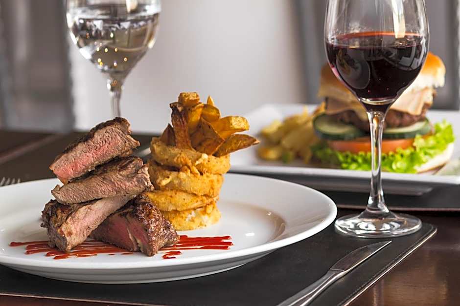 Real Colonia Hotel & Suites