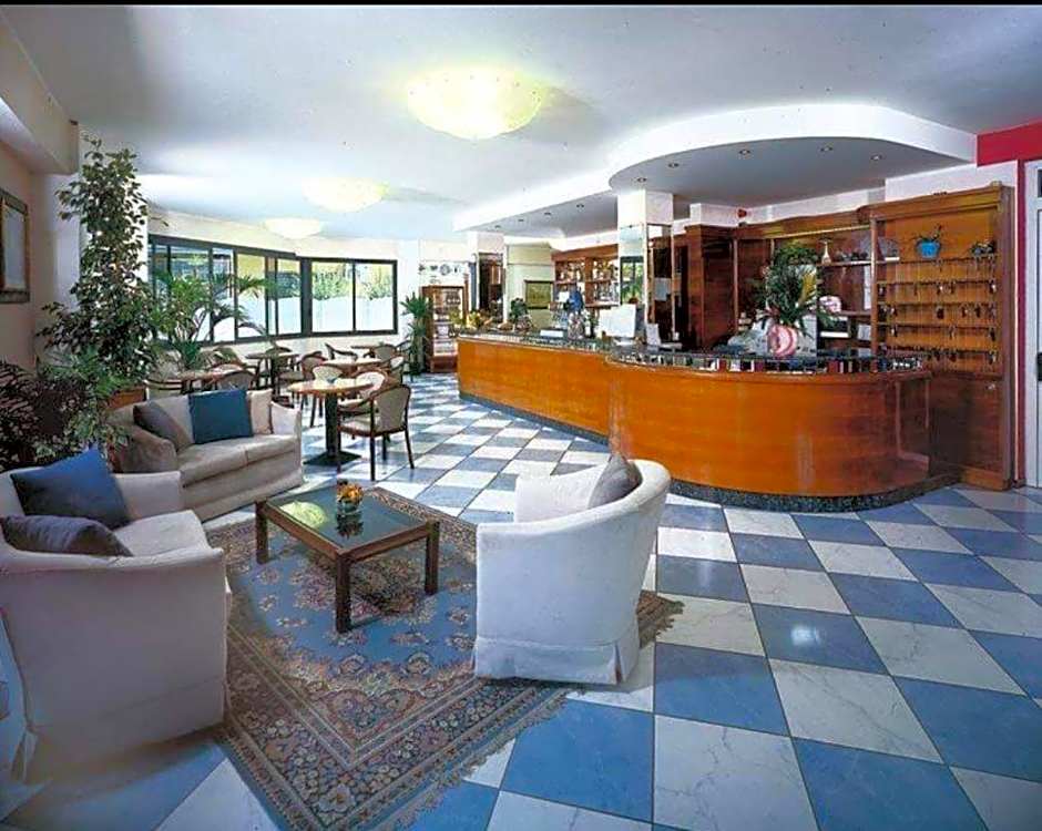 President Pool & Room