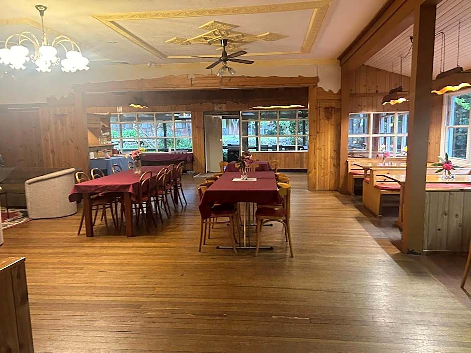 Green Gables Motel in Warburton