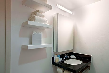 2 QUEEN BEDS W/ SMALL FRIDGE NONSMOKING