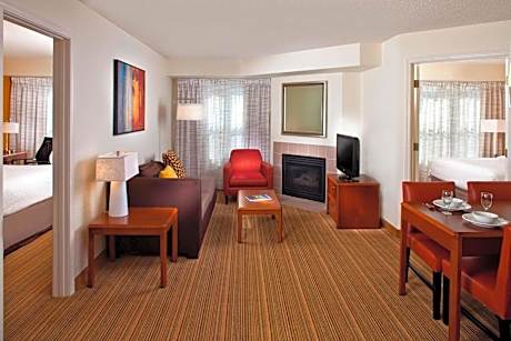 Two Bedroom Suite - Queen in Each - Hearing Accessible