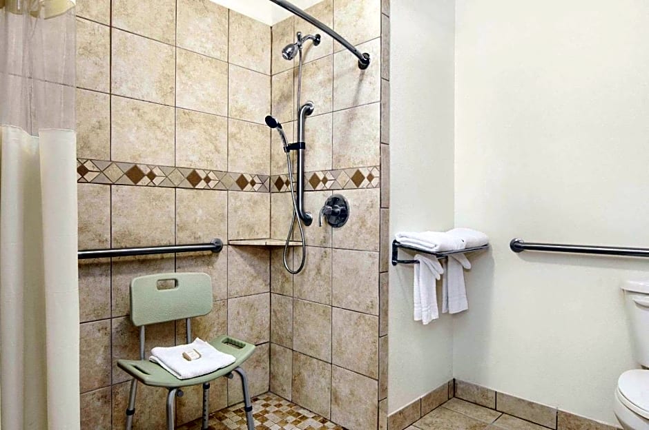 Howard Johnson by Wyndham Lubbock TX