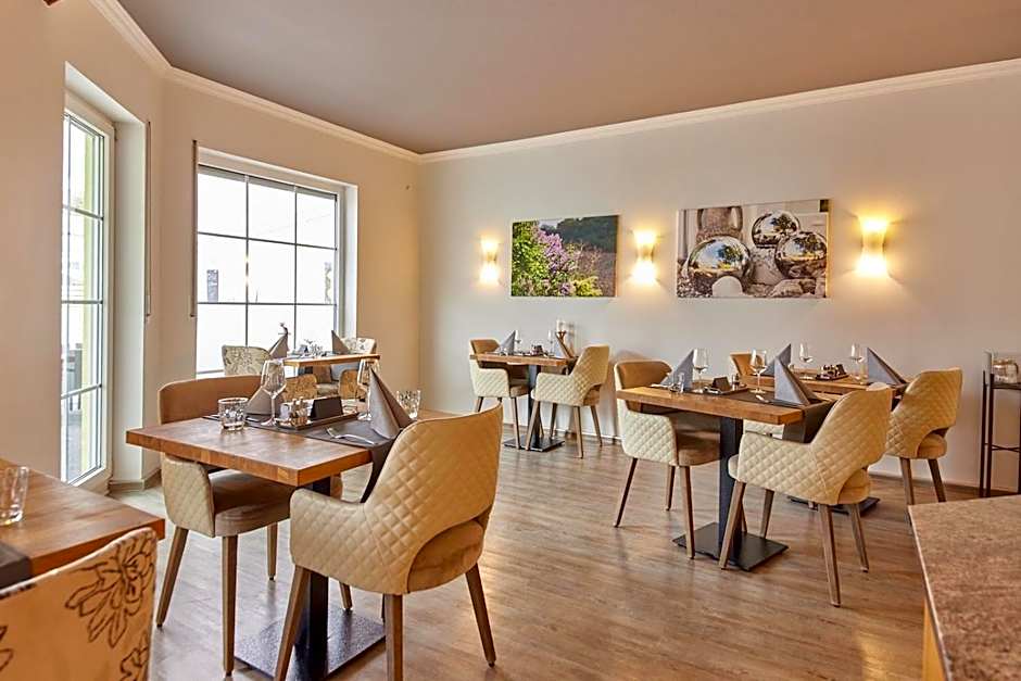 Moselhotel Weinhaus Simon `Sauna`Restaurant`ELadesäule