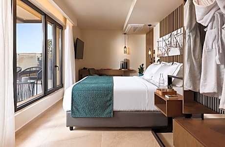 Deluxe Suite with Terrace and partial Sea View