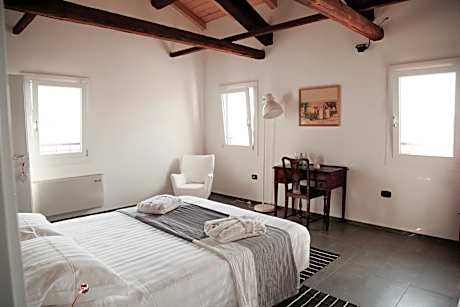 Bouquet-Duplex-Suite-Ensuite with Shower-Countryside view