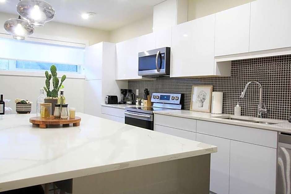 Executive Bsmt Suite, King Bed, 5 min to DT & Whyte Ave, Sleeps 6!