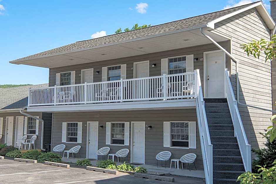 Adirondack Retreat Inn & Suites