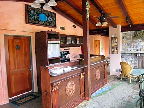 Les Artistes Inn