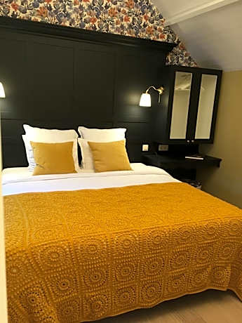 Twin Room with Private Bathroom