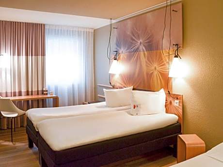 Standard Room with 1 double bed and 1 single bed