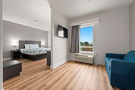 1 KING BED | ACCESSIBLE SUITE NSMK