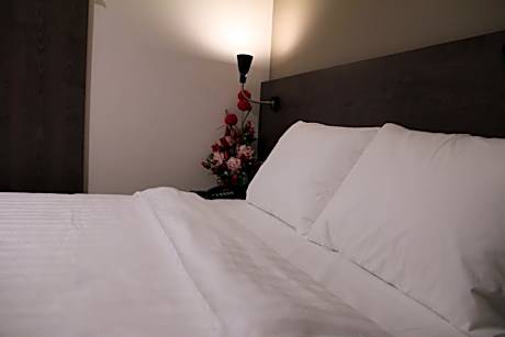 Standard Queen Room without Window