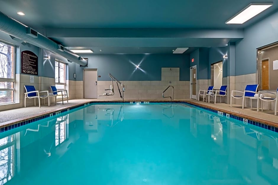 Holiday Inn Express Hotel & Suites Woodbridge by IHG