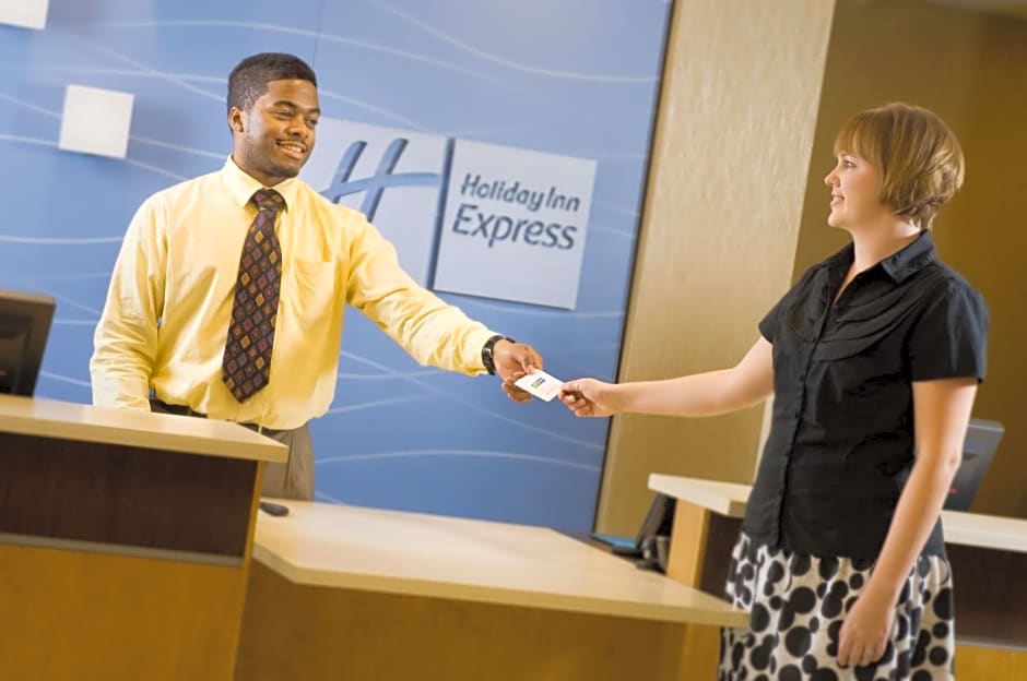 Holiday Inn Express & Suites Alexandria - Fort Belvoir, an IHG Hotel