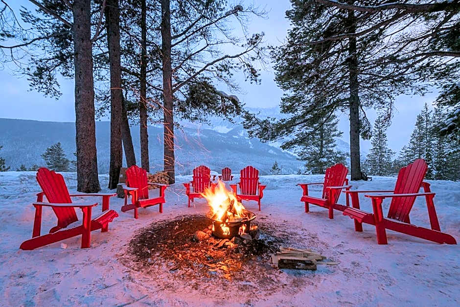 Storm Mountain Lodge Cabins Dining